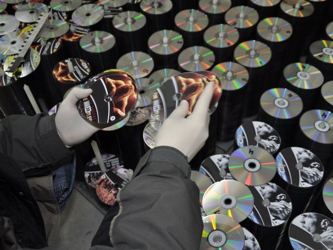Stołeczni policjanci zlikwidowali największe w Europie pirackie wytwórnie płyt z muzyką i najnowszymi hitami Hollywood