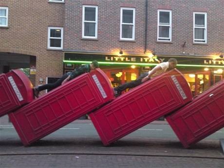 Użytkownicy facebooka znaleźli nową zabawę: prześcigają się w tym, kto zrobi bardziej absurdalne zdjęcie ludzi leżących twarzą w dół. Im dziwniejsze miejsce tym lepiej