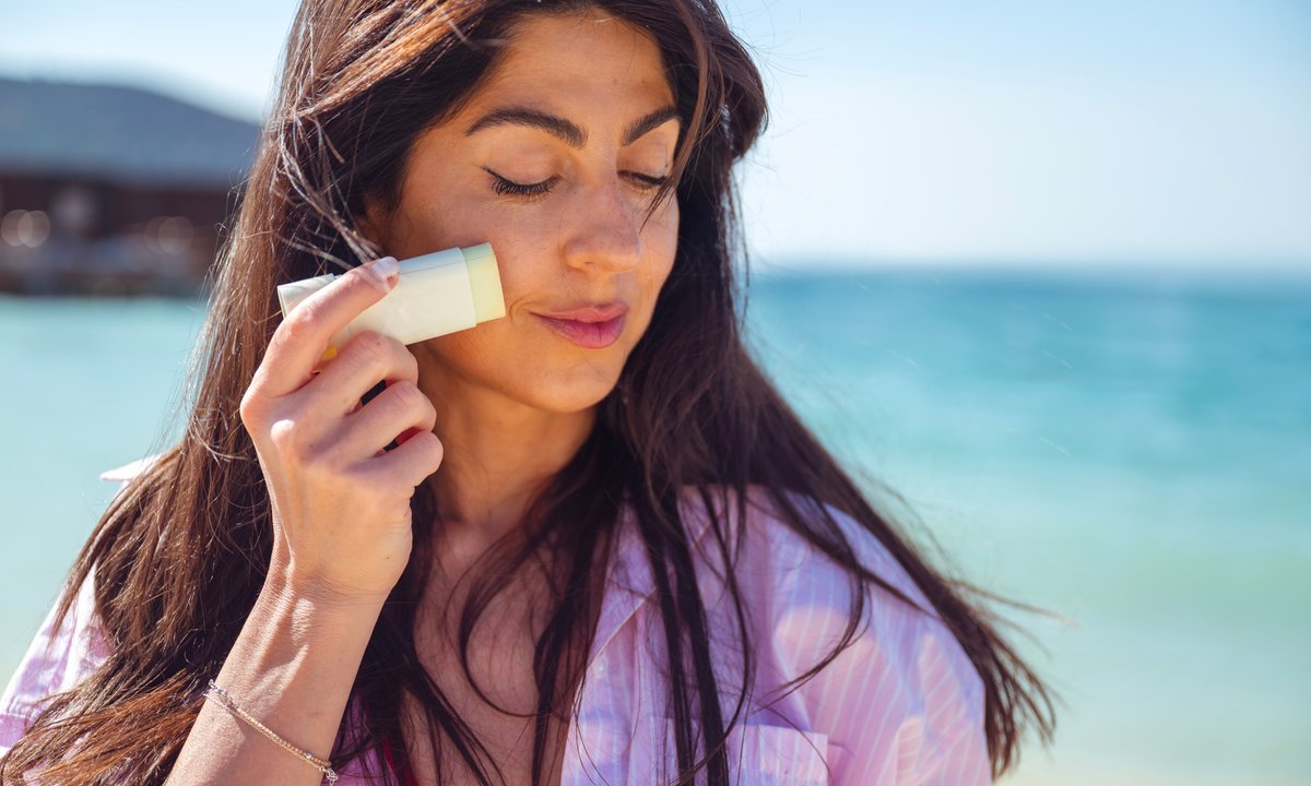 Ten nawilżający sztyft z SPF 50 to hit. Nie klei się, nie zostawia smug i nie ściera makijażu!