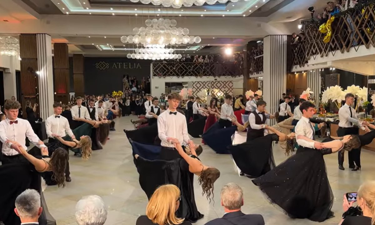 Maturzyści zatańczyli walca. To wideo trzeba zobaczyć