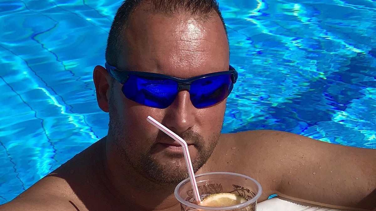 Alekoszt méregdrága luxusnyaralásra viszi a barátnője, a Kanári-szigeteken szivarozik majd: „Régóta szerettem volna elmenni, hát most visznek!”