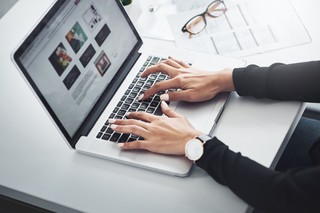 Należy ograniczyć studia online [WYWIAD]