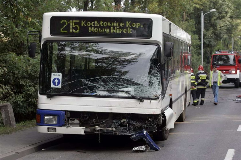 Potworne zderzenie taksówki z autobusem