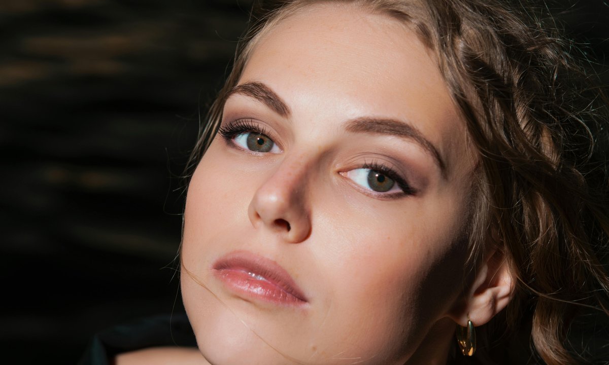 Ta maseczka nasyci twoją skórę tygodniową (!) dawką serum. Zawiera trzy topowe odmładzacze