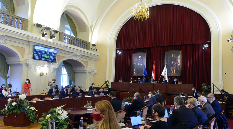 Láng Zsolt, a Fidesz-KDNP-frakció frakcióvezetője (szemben első sor, b3) felszólal a Fővárosi Közgyűlés ülésén a Városházán 2021. december 15-én. Mellette Bagdy Gábor, a Fidesz-KDNP frakciójának tagja (j) és Pokorni Zoltán (Fidesz-KDNP), a XII. kerület polgármestere (b2) / Fotó: MTI/Kovács Attila