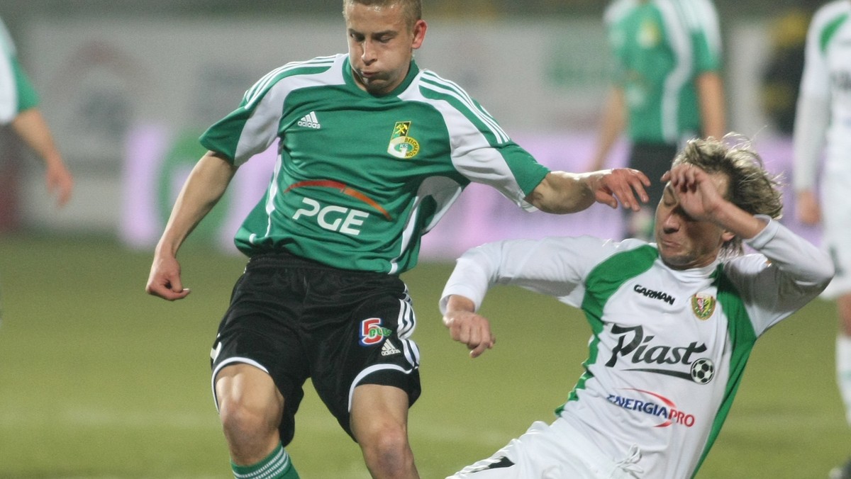 Janusz Gol przez najbliższe dwa lata będzie bronił barw GKS-u Bełchatów. Po wygranym meczu kontrolnym z Omegą Kleszczów (4-1), zawodnik w asyście swojego przedstawiciela Jarosława Solarza podpisał nową umowę na grę w bełchatowskim klubie.