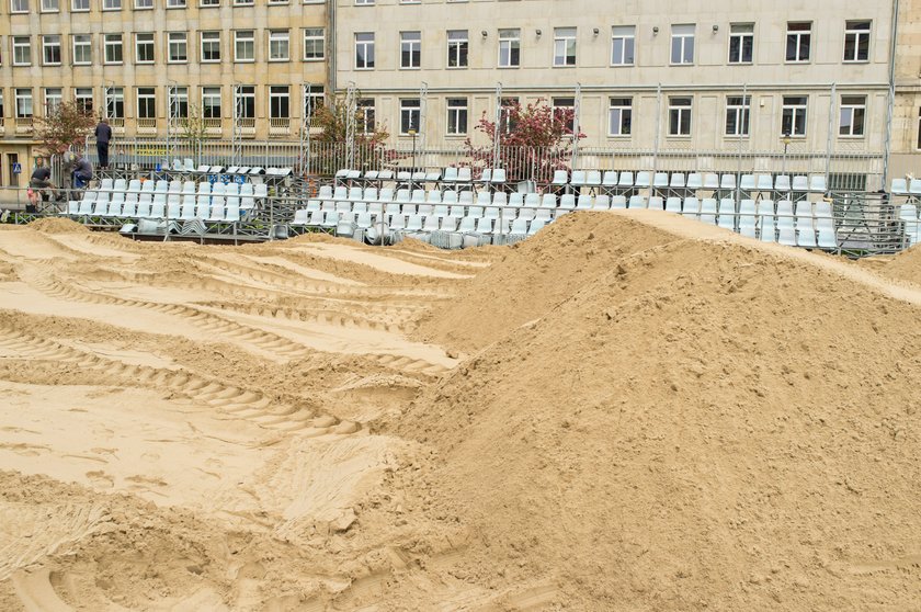 Plac Wolności zmienia się w arenę siatkówki plażowej