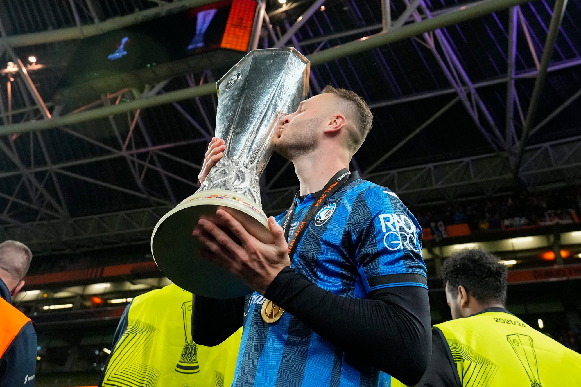 Európska liga (finále): Atalanta Bergamo - Bayer Leverkusen.
