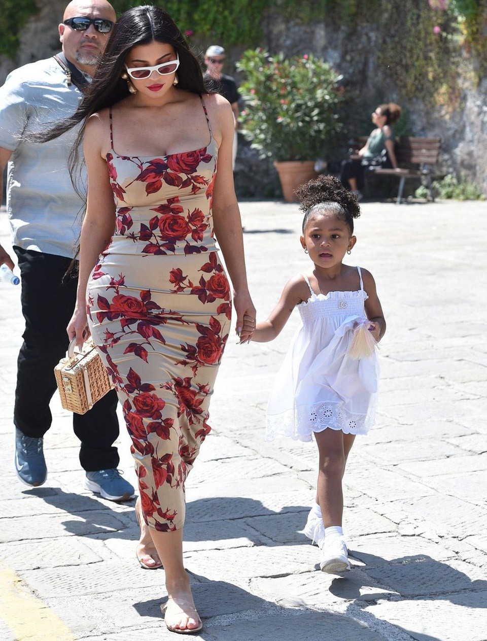  Kylie Jenner kislányával Stormival tart nővére, Kourtney esküvőjére