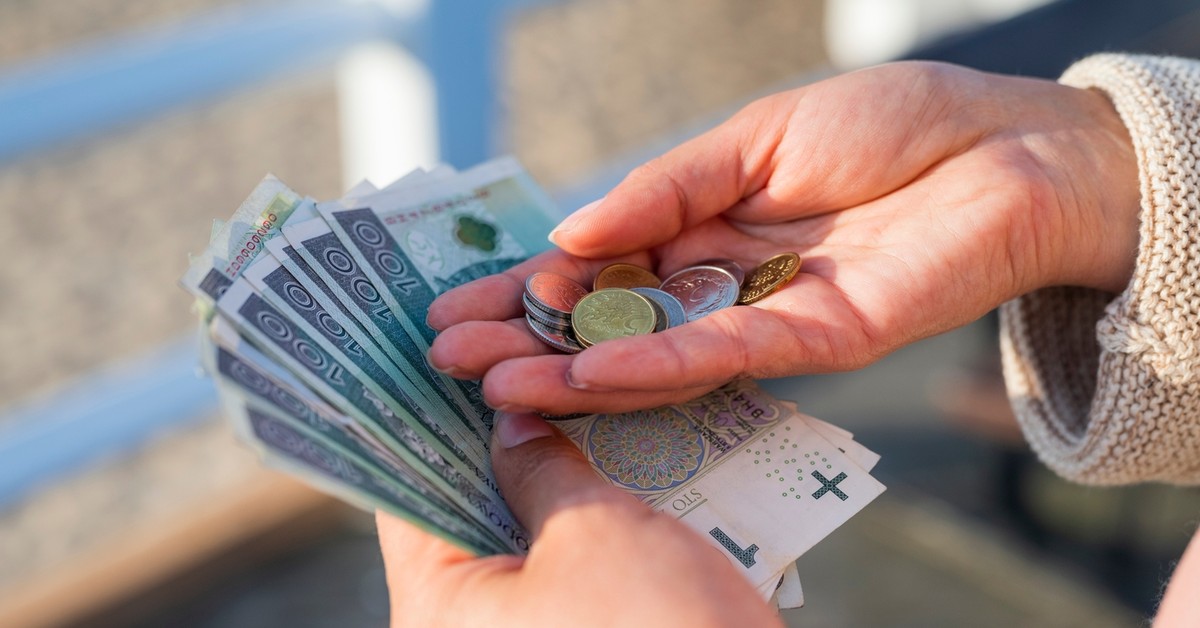 Przykra niespodzianka dla pracowników. Zbliżają się święta, a komornik zabierze to świadczenie w całości