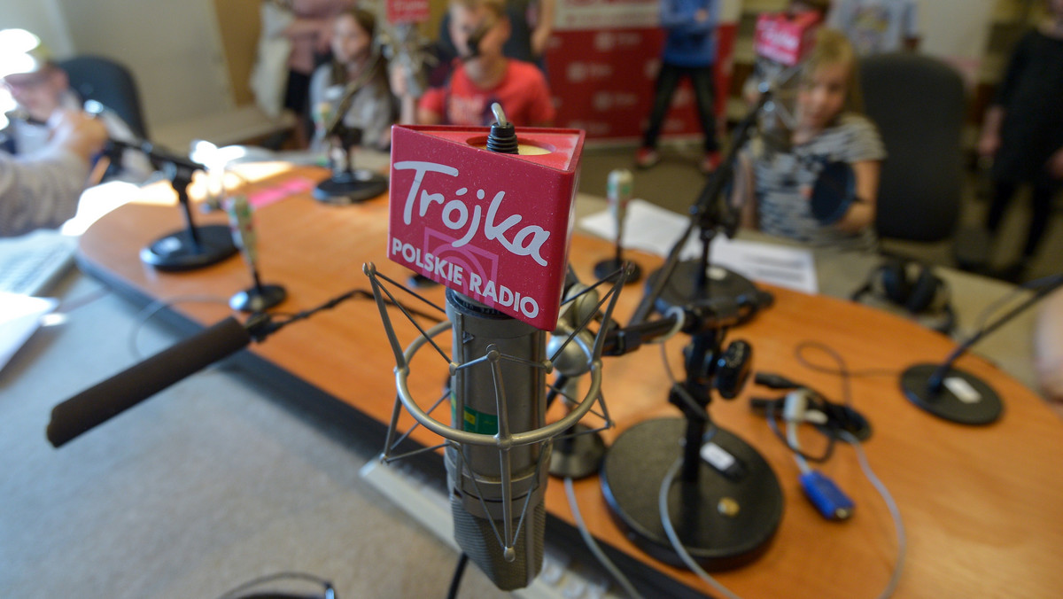 Bartosz Gil został zawieszony po tym, jak nie zgodził się na podpisanie oświadczenia, że ostatnie notowanie Listy Przebojów Radiowej Trójki - w którym pierwsze miejsce zajął mocno polityczny utwór Kazika - zostało zmanipulowane. Pierwsza informację w mediach społecznościowych podała żona dziennikarza, a potwierdzili ją także Agnieszka Szydłowska oraz Piotr Stelmach.