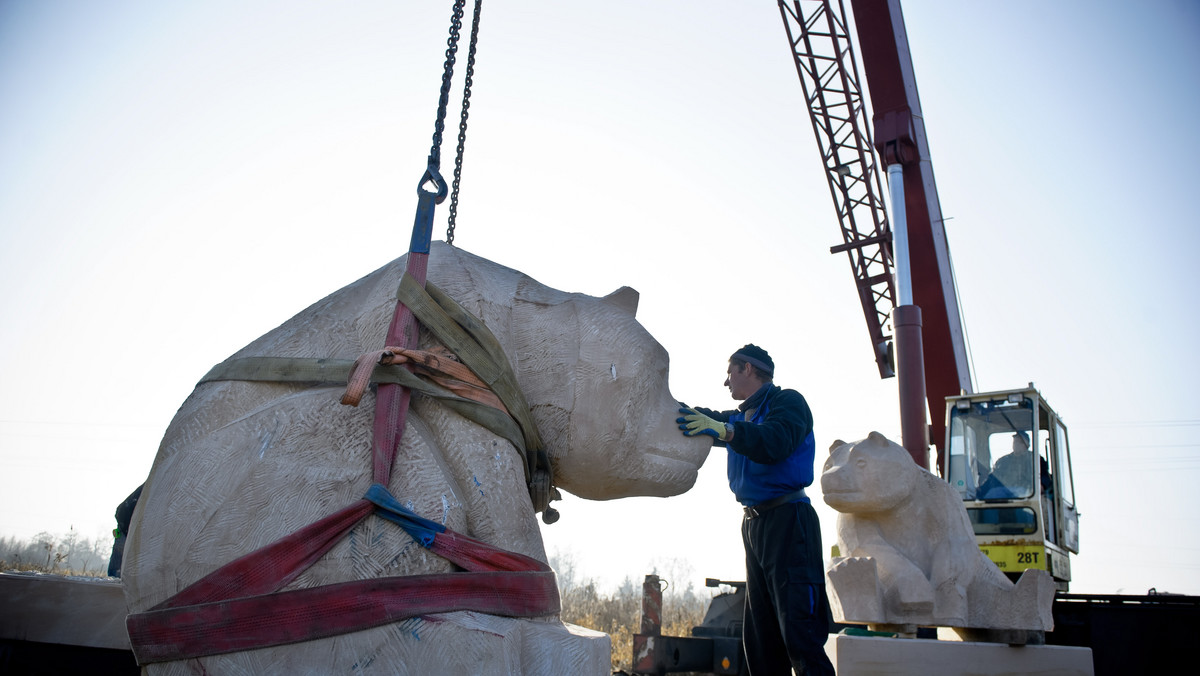 Rzeźby z piaskowca na nadrzecznym bulwarze w Chełmie