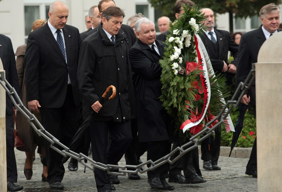 WARSZAWA KRZYŻ PAŁAC PREZYDENCKI KWIATY PIS