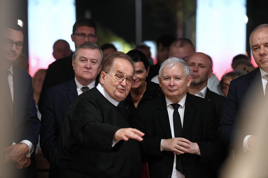 O. Tadeusz Rydzyk i politycy PiS-u podczas uroczystości otwarcia Parku Pamięci Narodowej