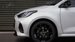 To zaskakująca zmiana. Najmniejsza Mazda w końcu wygląda inaczej