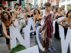 Negliż w szczytnym celu na ulicach Brukseli. FOTO