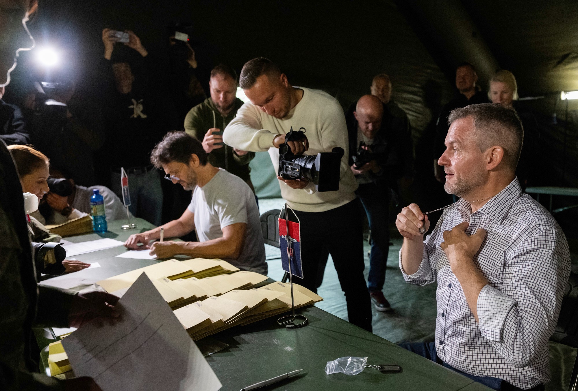 Sprava prezident SR Peter Pellegrini a minister obrany SR Robert Kaliňák (Smer-SD) počas podpisu zmluvy s Národnými obrannými silami (NOS).