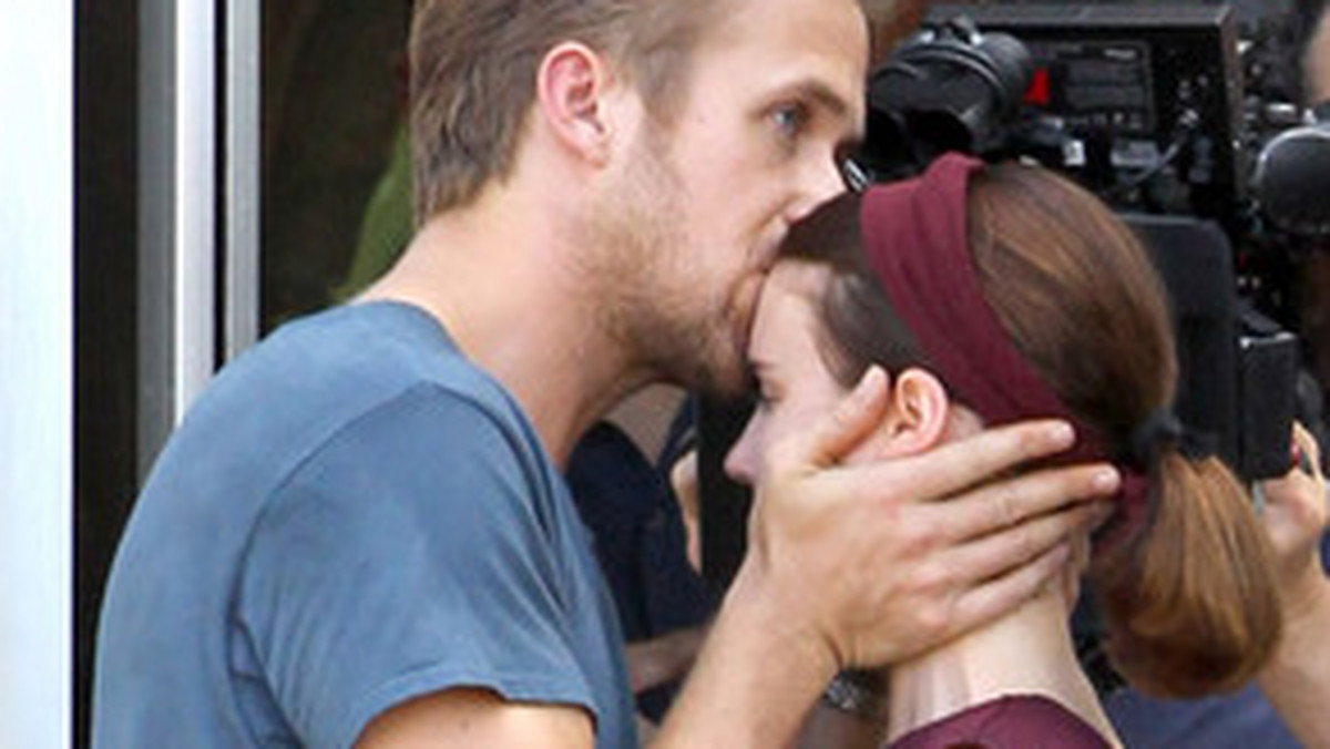 W sieci pojawiły się zdjęcia z najnowszego filmu Terrence'a Malicka. Pierwszy materiał z planu przedstawia Rooney Marę wtuloną w ramiona Ryana Goslinga, który całuje ją czule w czoło.