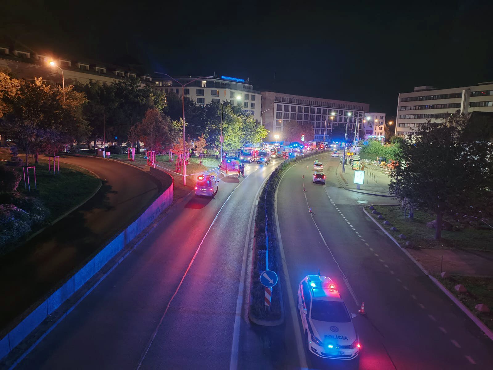 V centre Bratislavy narazilo v nedeľu 2.10.2022 o 22.24 h auto s opitým vodičom do zastávky mestskej hromadnej dopravy, kde sa nachádzali ľudia. 