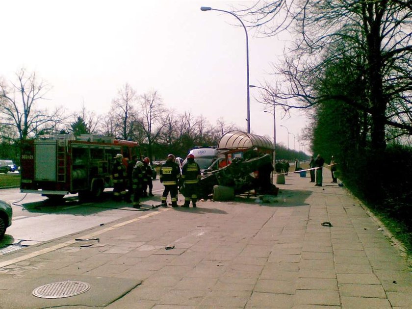 Auto zmiażdżyło przystanek! Cudem nikt nie zginął!