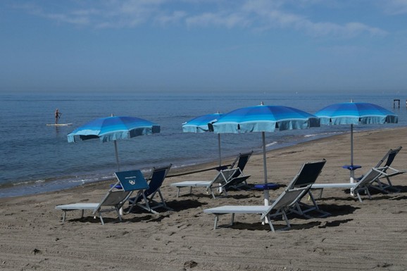 (VIDEO) Ukradeno 350 luksuznih ležaljki u Italiji, turistkinja ih pronašla NA PLAŽI U ALBANIJI