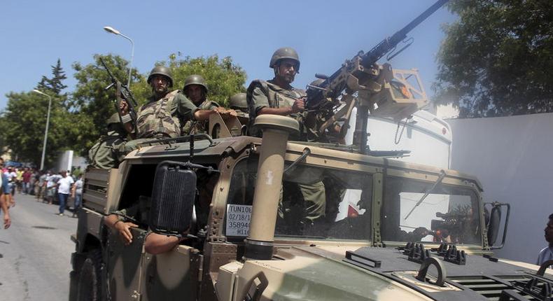 Tunisian army soldiers arrive after a gunman opened fire on a beachside hotel in Sousse, Tunisia June 26, 2015. REUTERS/Amine Ben Aziza