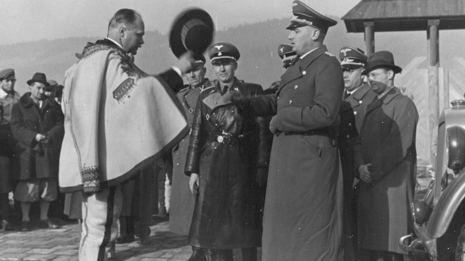 Przewodniczący Komitetu Góralskiego Wacław Krzeptowski (z lewej) wita gubernatora Hansa Franka po przybyciu do Zakopanego.