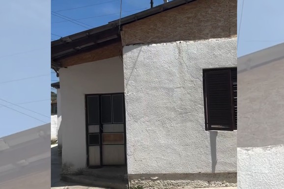 FOLK PEVAČICA POSETILA RODNO MESTO NA KOSOVU Pokazala kuću u kojoj je odrasla, a malo ko zna da je pre estrade radila kao NASTAVNICA: "Svaki put plačem" (VIDEO)