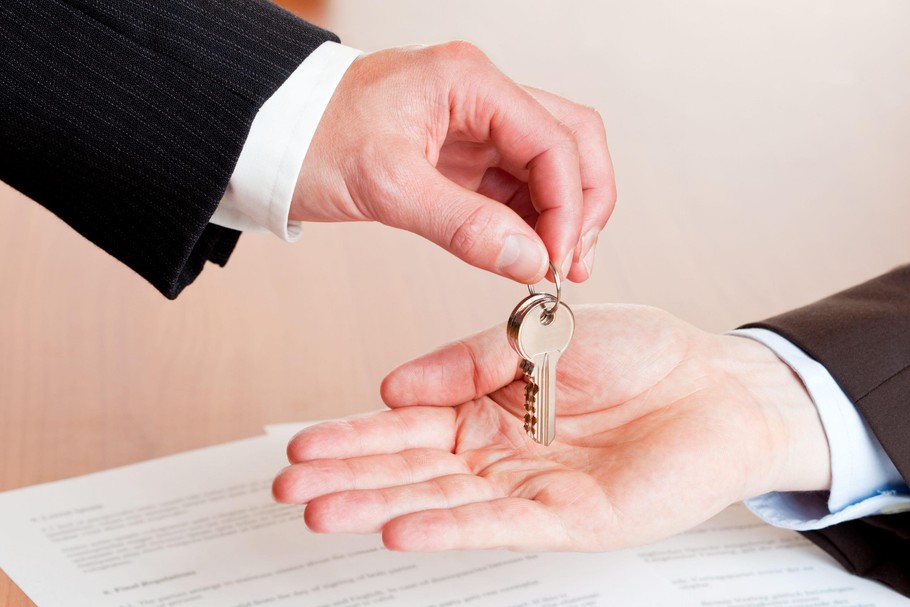 handing over house or car keys after signing of contract