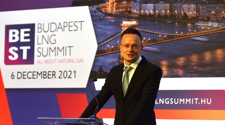 Szijjártó Péter külgazdasági és külügyminiszter megnyitóbeszédet mond a Budapest LNG Summit konferencián a Hotel Marriottban 2021. december 6-án / Fotó: MTI/Kovács Attila