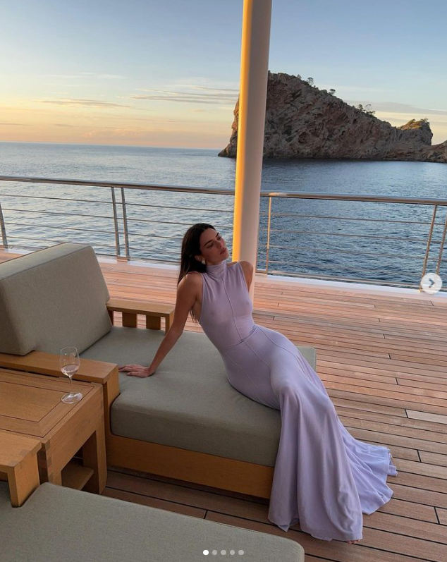 Kendall Jenner áttetsző ruhában tündökölt a nyaralásán