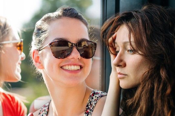 "Spava 8 meseci u istoj posteljini, po kući je u prljavoj pidžami, a svi misle da joj je super u životu, jer je uvek nasmejana": MASKIRANA DEPRESIJA i njeni simptomi