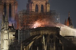 Francja ogłosi konkurs na projekt rekonstrukcji iglicy Notre Dame