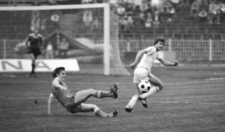 Włodzimierz Smolarek in einem weißen Trikot von Legia Warschau in einem Spiel gegen KS ódź im Jahr 1978.