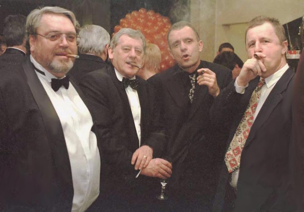 Generálny riaditeľ TASR Dušan Kleiman, Jozef Golonka, Jožo Ráž a Ján Baláž z Elánu na reprezentačnom plese VSŽ. (1998)