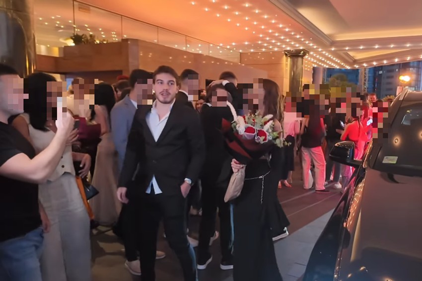 Adriano sa pratiljom na maturi