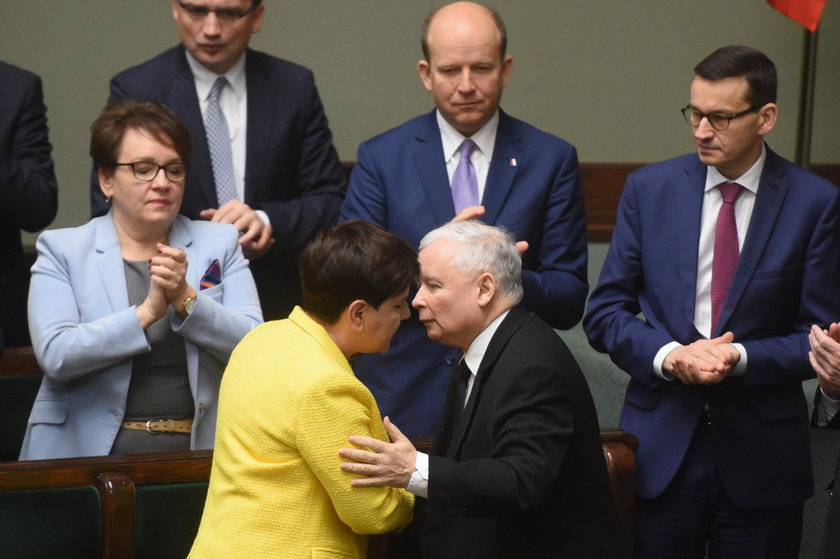 Dlaczego Kaczyński tak przeczołgał Beatę Szydło?