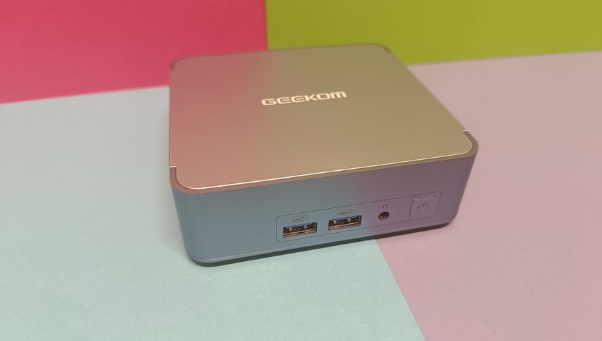 Geekom AX8 Pro'nun ağırlığı yarım kilogramın üzerindedir.