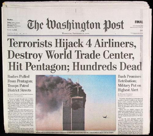 Pierwsza strona amrykańskiej gazety "Washington Post", 12 września 2001 r.: Terroryści porywają 4 samoloty, niszczą World Trade Center, uderzają w Pentagon; setki zabitych