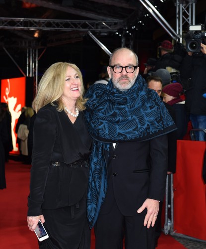 Michael Stipe ze znajomą na premierze 'Pięćdziesięciu twarzy Greya' w Berlinie