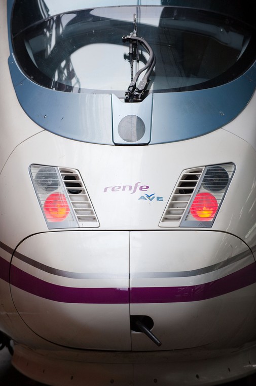 Lokomotywa szybkich kolei AVE marki Siemens, hiszpańskiej sieci kolejowej RENFE na stacji Madryt-Atocha. Fot. Bloomberg.