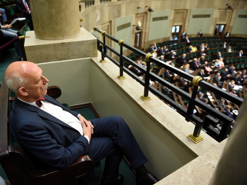 Kandydat Partii KORWiN na prezydenta RP, Janusz Korwin-Mikke, słucha wystąpienia ministra spraw zagranicznych Grzegorza Schetyny