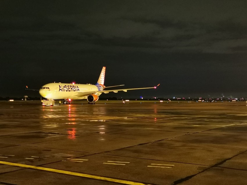 Avion Er Srbije na beogradskom aerodromu spreman za poletanje