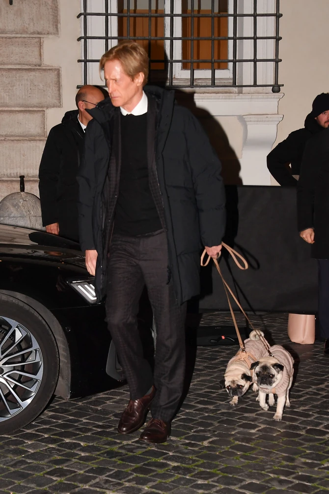 Brus Huksema sa Valentinovim voljenim mopsevima