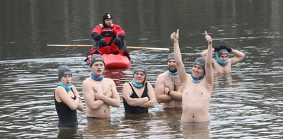 30 śmiałków weszło do lodowatej wody. Studenci SUM-u uczcili urodziny uczelni morsowaniem