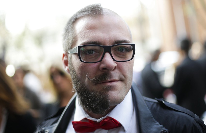 Jedan od gostiju na nedelji mode u Milanu pozira fotografu.