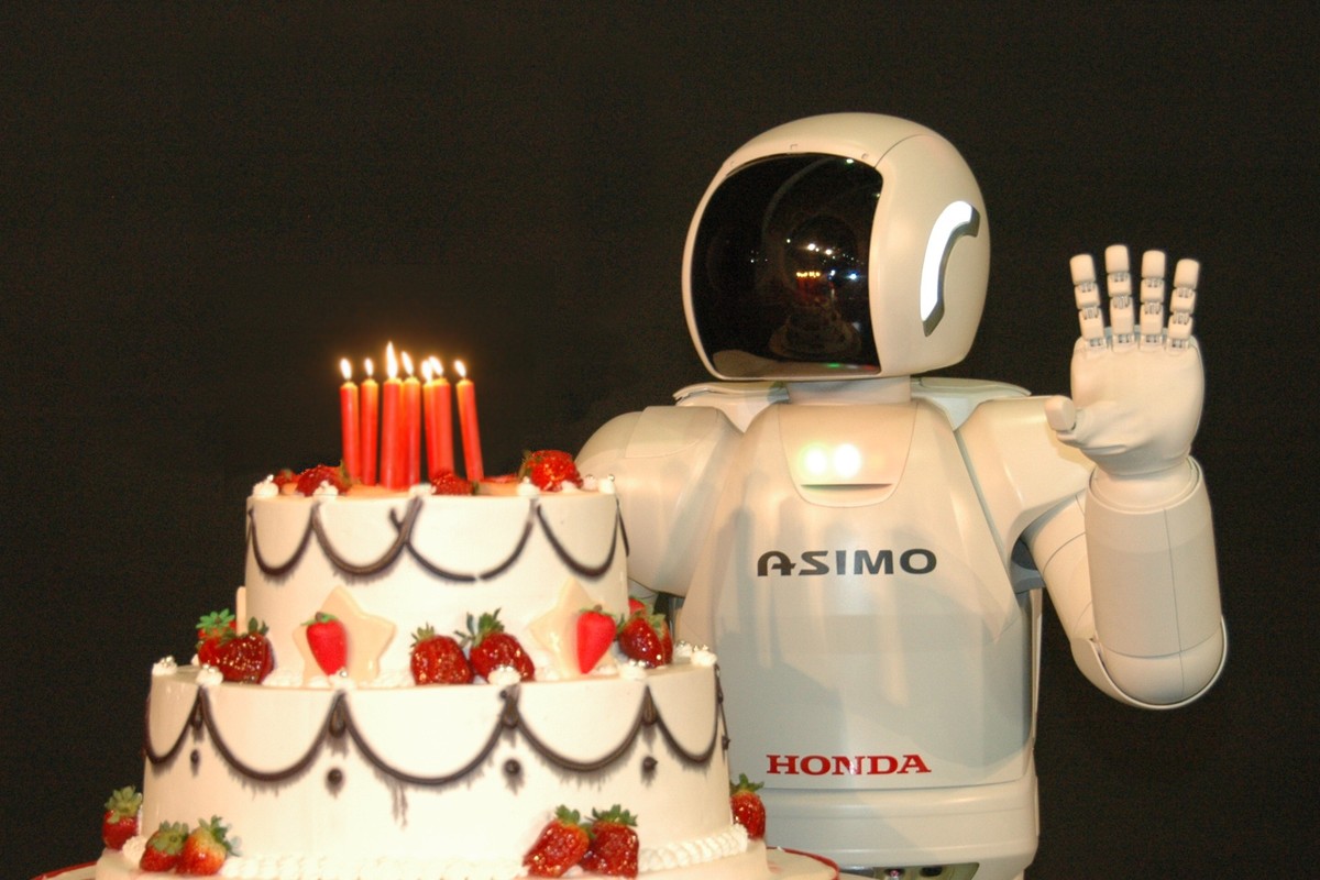 Słynny japoński robot ma urodziny! Zje ciastko?