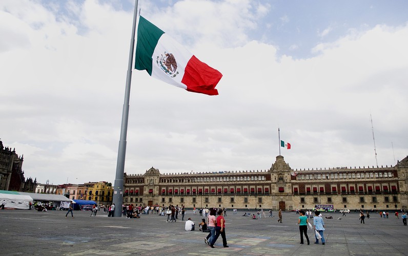 W 1521 r. zostało zdobyte przez Hernána Cortésa, co zakończyło okres panowania Azteków. Powstała Nowa Hiszpania. 

Na zdjęciu: Zocalo Plaza z Pałacem Gubernatorskim