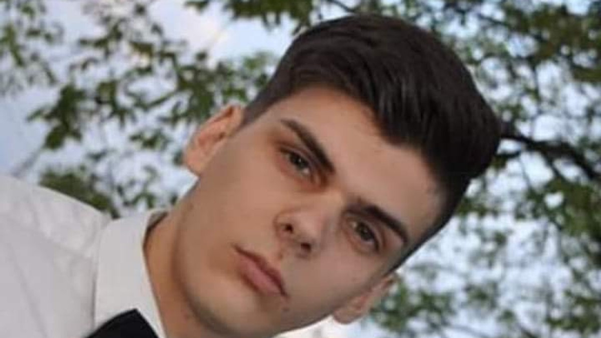 DUŠAN MIĆIĆ (18) POGINUO NA LICU MESTA KAD JE NA NJEGA NALETEO BMW Auto vozio njegov vršnjak, oglasila se slomljena majka: 