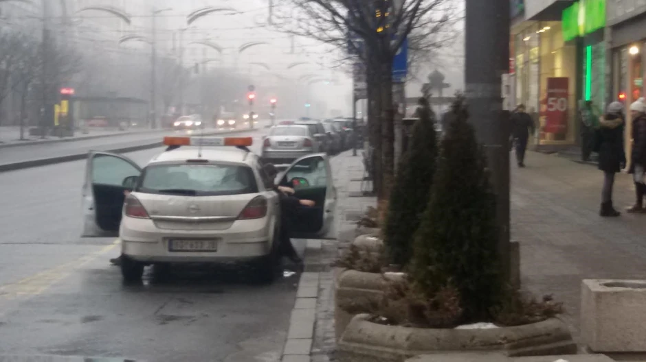 Komunalci iza taksista kod Palate "Albanija"